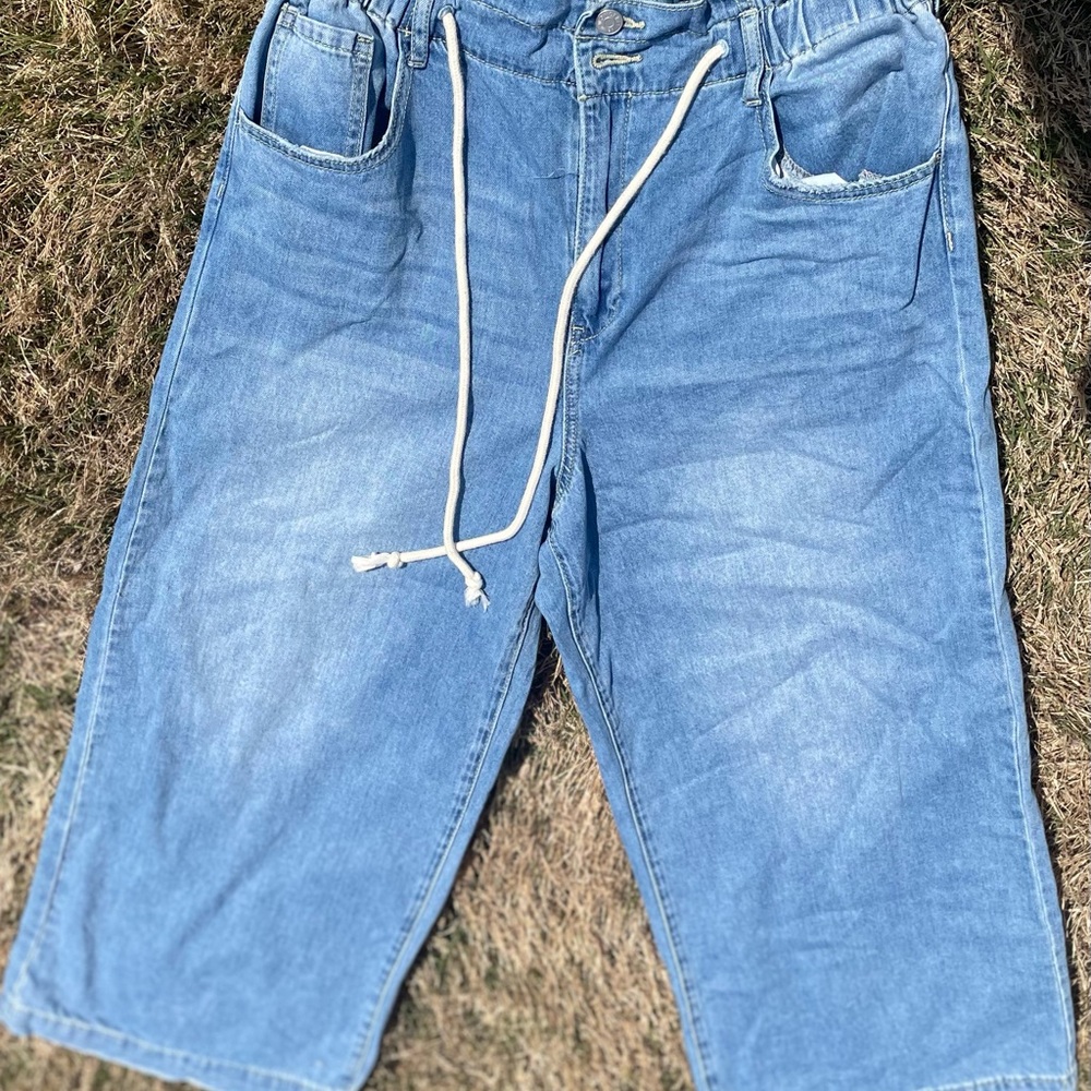 Wonderly Light Wash Cropped Denim Jogger Jeans with Drawstring